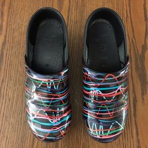 DANSKO MULTICOLOR SCRIBBLE CLOGS